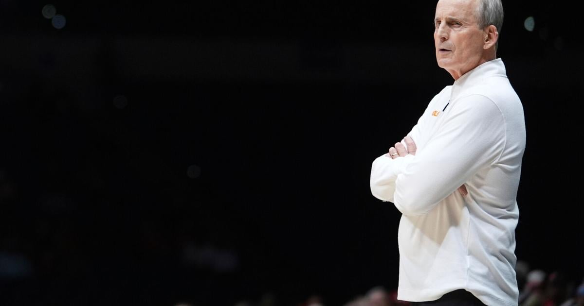 Rick Barnes signs a lifetime contract keeping him as Tennessee's coach