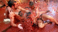 Lo que debe saber sobre la 'Tomatina' de España, la batalla callejera de tomates que cumple 80 años