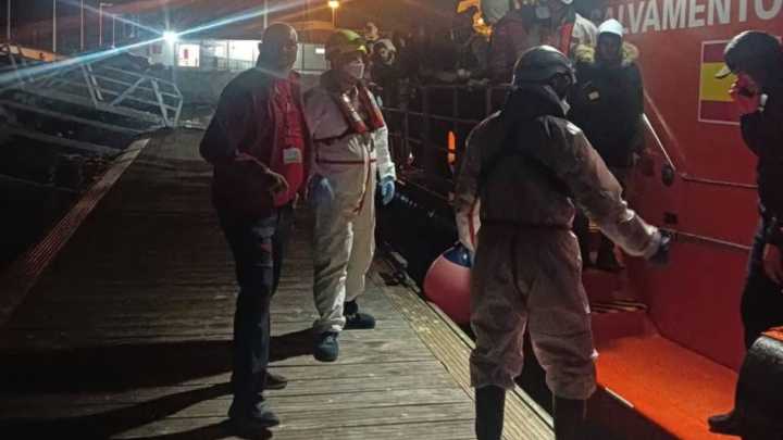 Rescatados 11 migrantes a la deriva cerca de Menorca, cuatro en estado grave