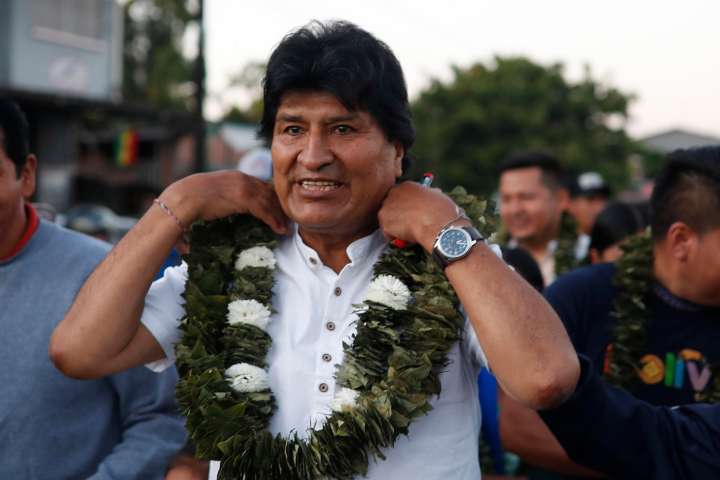 Morales se mueve blindado por sus seguidores pese a orden de captura en jornada electoral