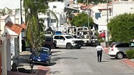 Operativo en Colinas del Rey deja casas, autos, armas y dinero asegurados