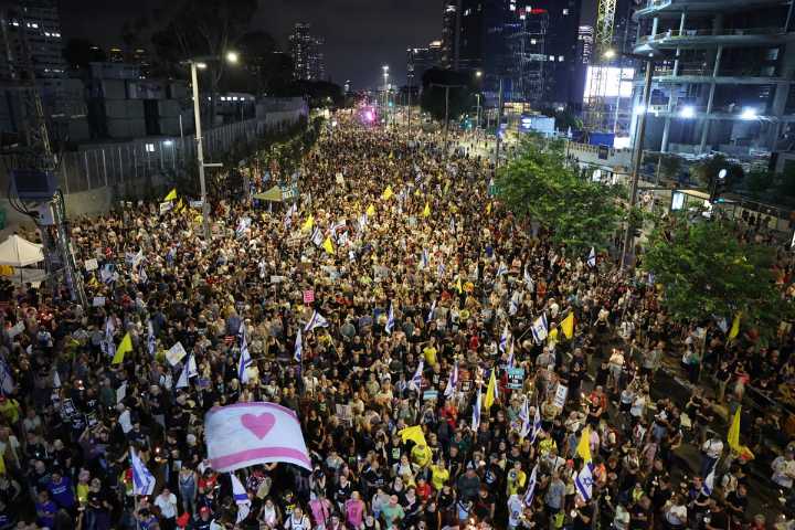 Miles de israelíes salen a las calles de Tel Aviv