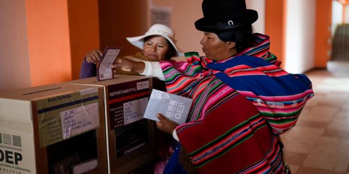 Alta participación electoral en Bolivia: candidatos ya emiten su voto