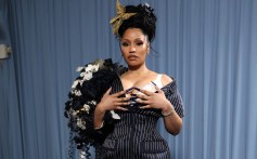 Pink Nails Nicki Minaj’s Insanely Difficult Stiletto Pose