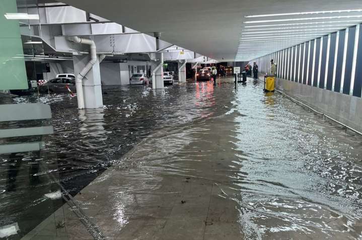 Fuertes lluvias en CDMX suspenden operaciones en el AICM y desvían vuelos a Cancún