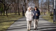 ¿Existe una forma correcta de caminar? Esto podría marcar la diferencia en la vejez, revela estudio