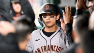 ¡Con las rodillas! Beisbolista surcoreano de los Giants deja a la MLB con la boca abierta con la "atrapada de la década"