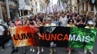 Más de 1.000 personas marchan en Vigo contra el fuego... y bajo ceniza
