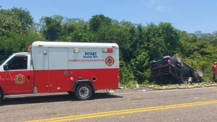 Vuelca camioneta con mangos y salen dos personas lesionadas, en Mazatlán
