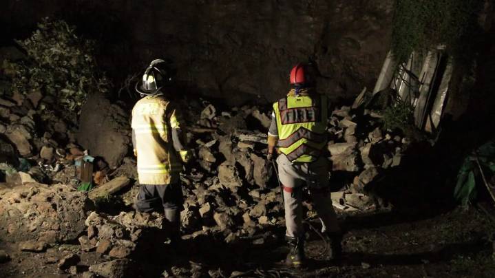 Lluvias provocan caída de barda y deslave en Ecatepec