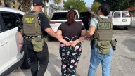 Arrestan migrantes en Florida pese a su suspensión ordenada por la Corte Suprema