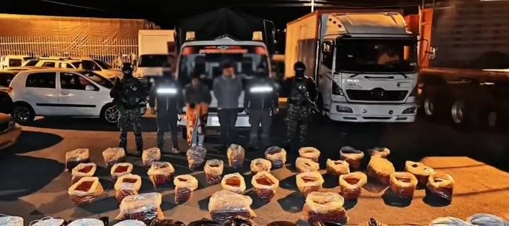 Policía de Ecuador decomisa cargamento de explosivos destinado a “actos terroristas” en Colombia: dos capturados