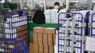 Las pequeñas empresas enfrentan dificultades por el fin de la exención arancelaria en EE.UU.