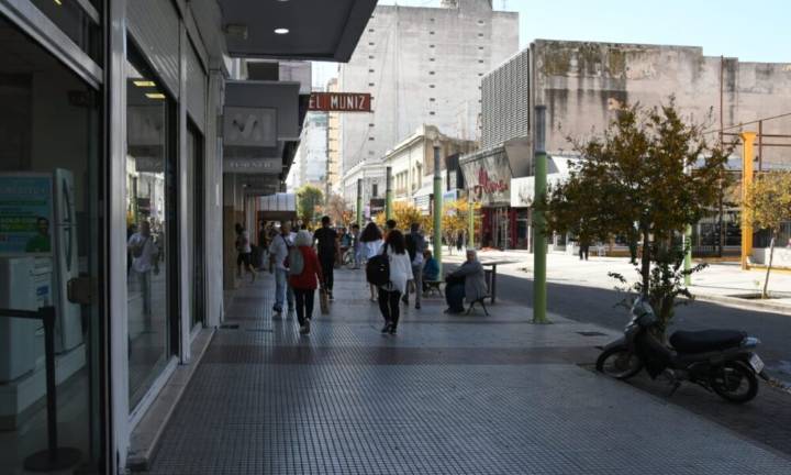 Por el feriado turístico de este viernes: cómo trabajarán comercios y empresas locales