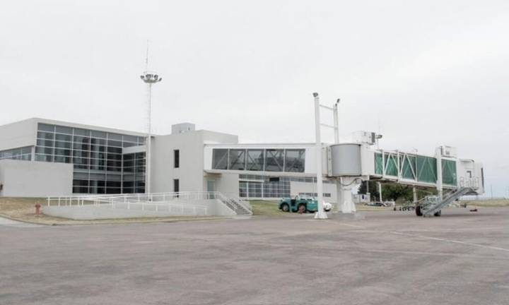 Los controladores aéreos llegaron a un acuerdo salarial y levantaron el paro
