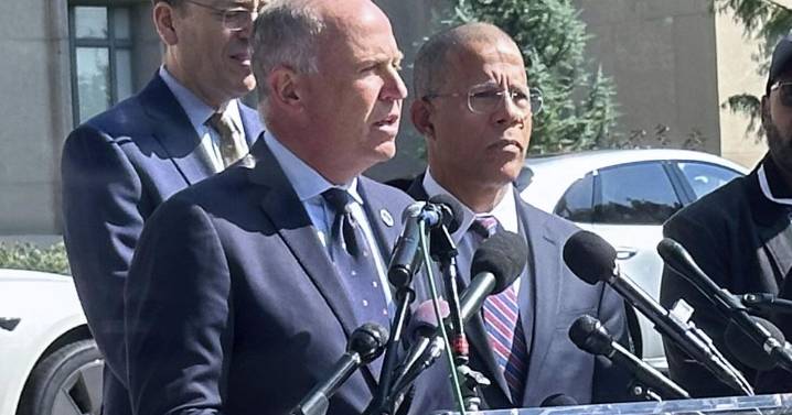 Trump administration agrees to keep DC police c…