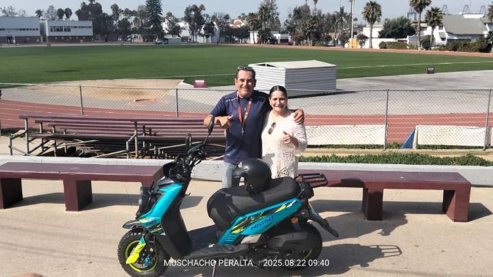 Entrega Inmudere moto a Rosendo Velázquez