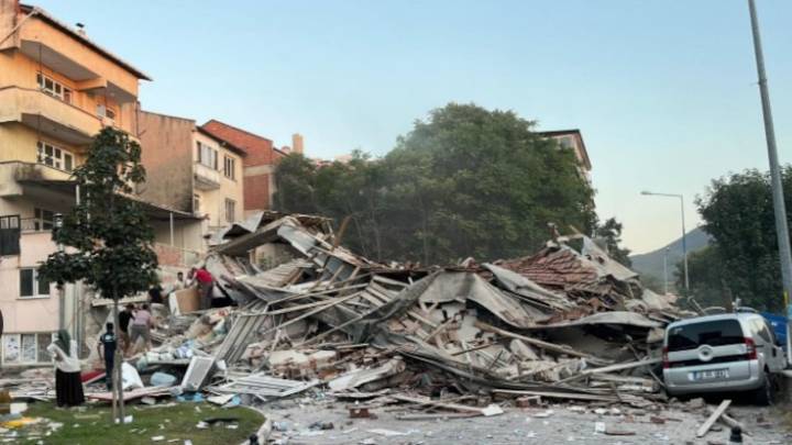 Fuertes imágenes del poderoso sismo de 6,1 en Turquía: edificios colapsados y personas atrapadas