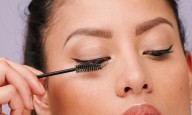 A Foolproof Trick To Remove Waterproof Mascara *Without* Losing Lashes