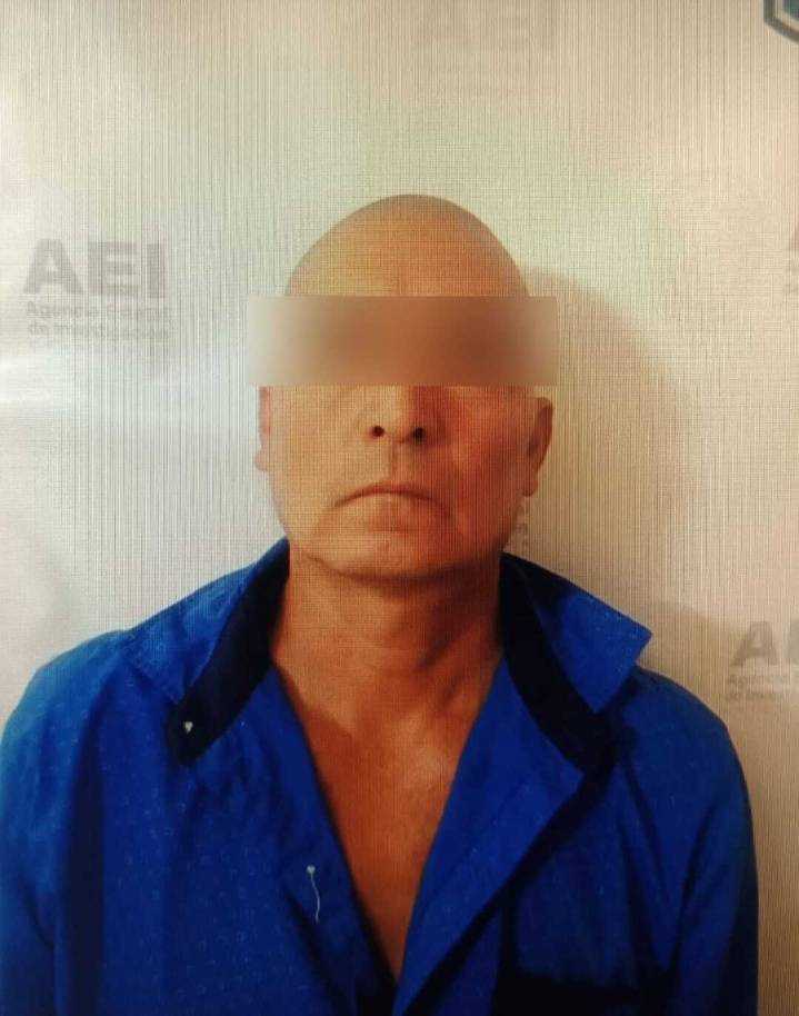 Joven conductora cae en bache al intentar vuelta en “U” en el Periférico