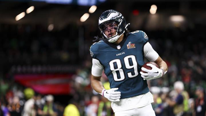 Eagles put WR Johnny Wilson on IR, sign DE Jereme Robinson