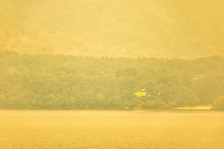 Cuando un incendio se adentra en la reserva natural del Lago de Sanabria: “Somos la España vaciada y la quemada”