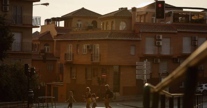 El humo de los incendios que se extienden por España tiñe el cielo de gris en Granada
