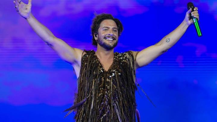 Manuel Carrasco sufre una caída en un concierto en Huelva