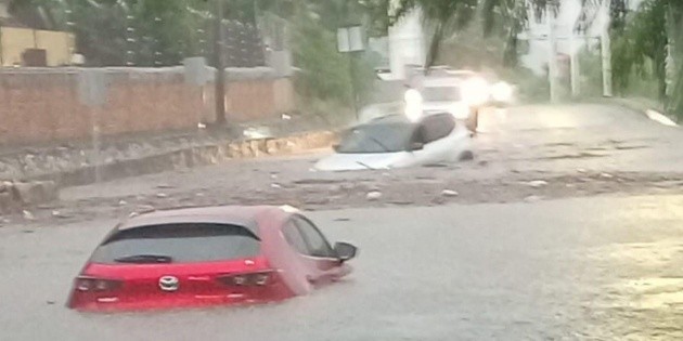 Lluvias dejan pasos a desnivel y vialidades inundadas en la ZMG