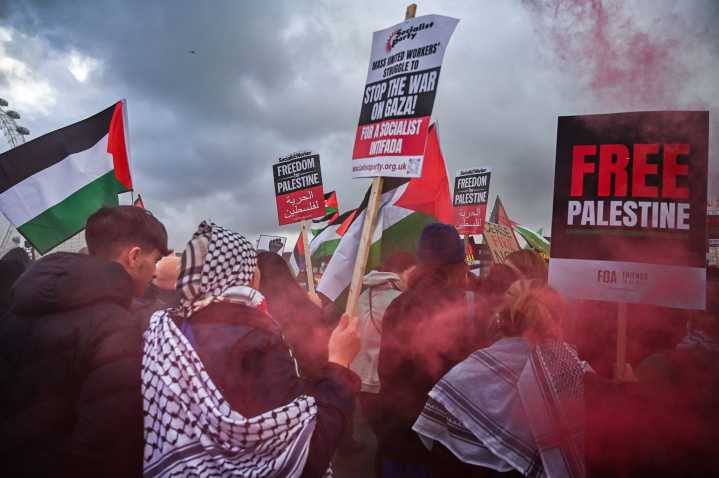 Rabbis, Cantors Rally in Front of Israeli Consulate General