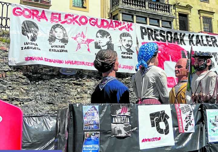 Garmendia exige al Gobierno Vasco que «acabe con los carteles» de presos de ETA