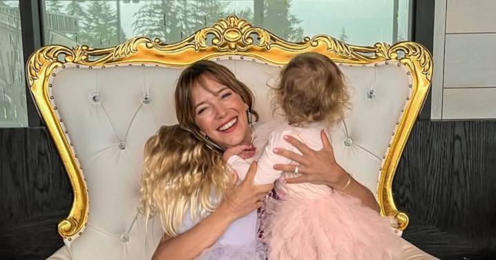 Luisana Lopilato mostró el original sistema con el que pasea en bici a sus hijas menores