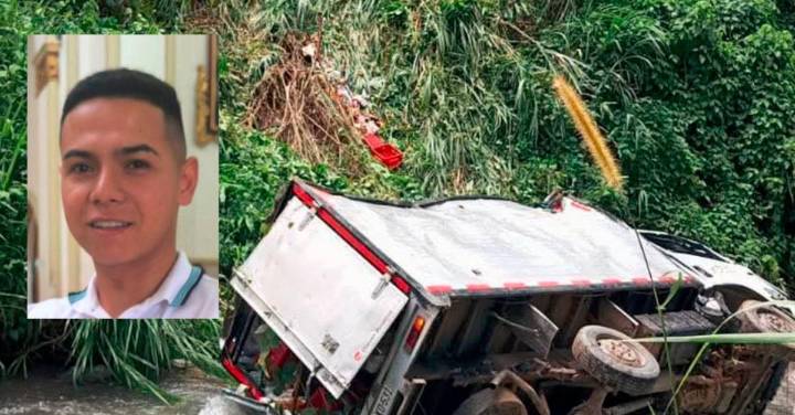 Camión se accidentó y terminó en una quebrada del Suroeste antioqueño: murió uno de sus ocupantes
