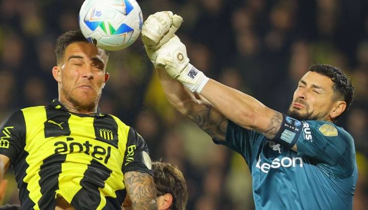 "Ciclo cumplido": hinchas apuntaron a Gabriel Arias tras derrota ante Peñarol