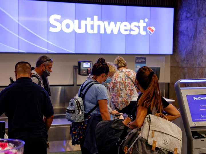 La nueva norma en los aeropuertos de EE.UU. que cambiará la forma de viajar para las familias