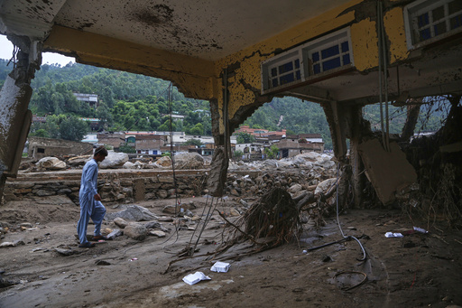 Rescatistas buscan a 150 desaparecidos en el noroeste de Pakistán tras inundaciones devastadoras