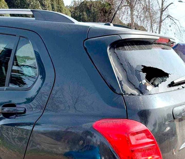 «Cuidador» de autos quebró parabrisas de conductora que no le pagó propina