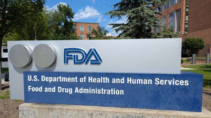 Luego de renunciar hace dos semanas entre críticas del universo MAGA, regresa el director de vacunas y genética de la FDA