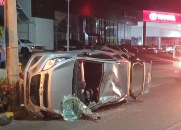 Dos lesionados deja choque y volcadura de un auto en Mazatlán