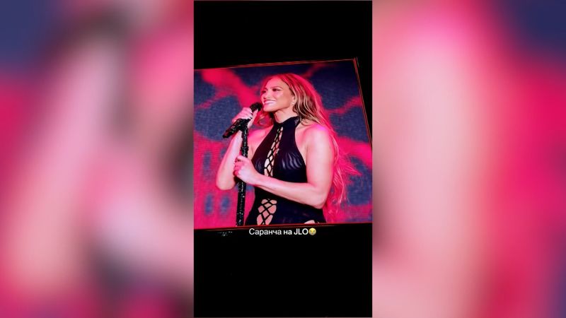 Un insecto se sube a J.Lo durante un concierto en Kazajstán