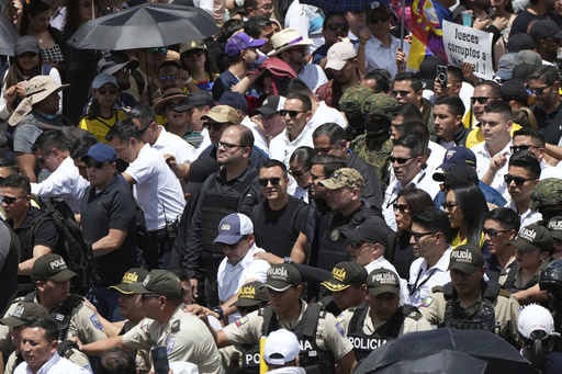 Presidente ecuatoriano encabeza marcha hacia la Corte Constitucional en contra de recientes fallos