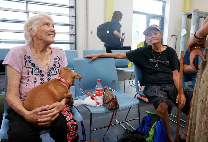 Who uses cooling stations in Las Vegas during extreme heat warnings?