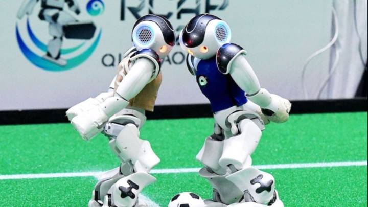 Robots humanoides de 16 países compiten en Pekín en los primeros juegos mundiales