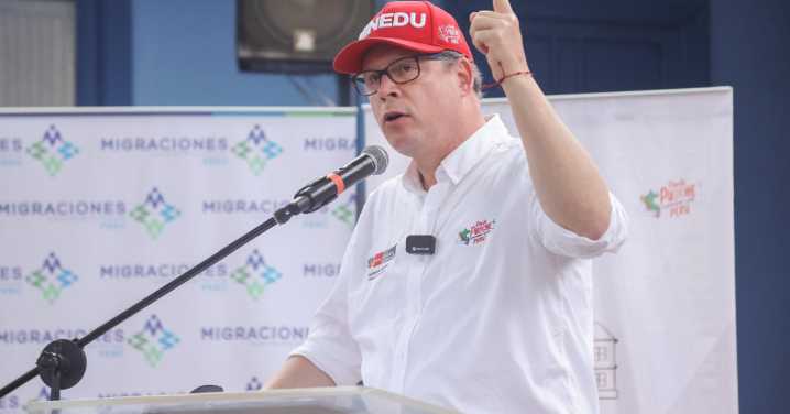 Ministro de Educación asegura que extorsión a colegios ha disminuido: "Teníamos 170 con esa alerta, hoy tenemos menos de 50"