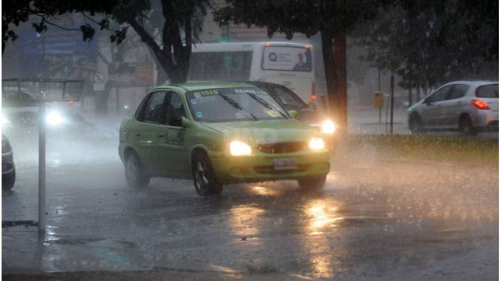 No para de llover: una fuerte tormenta azota a la ciudad de Santa Fe y ya cayeron casi 60 milímetros