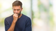 Qué significa que una persona desvíe la mirada al hablar, según la psicología