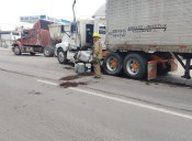 Chocan dos tráilers en la carretera Texcoco