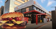 Burger King y Alpina lanzan en Medellín la Megastacker con queso Tilsit Ahumado: un sabor intenso que conquista la ciudad