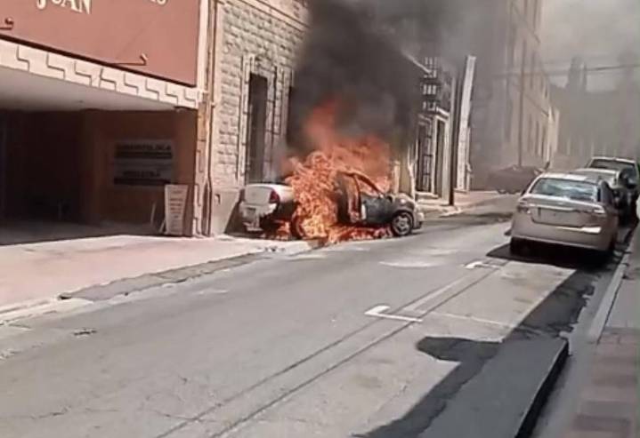 Conductor escapa de auto en llamas en pleno centro de Saltillo