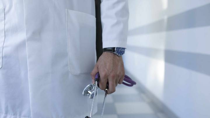 Por negligencia: Médico deberá pagar millonaria suma a paciente que tras cirugía quedó con 80% de discapacidad